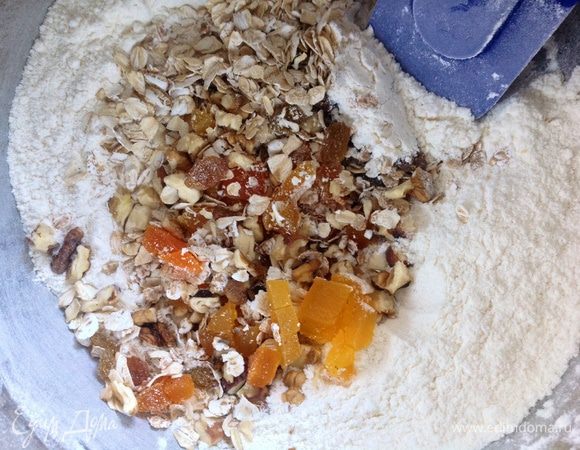 К муке добавить смесь сухофруктов,орехов и хлопьев.