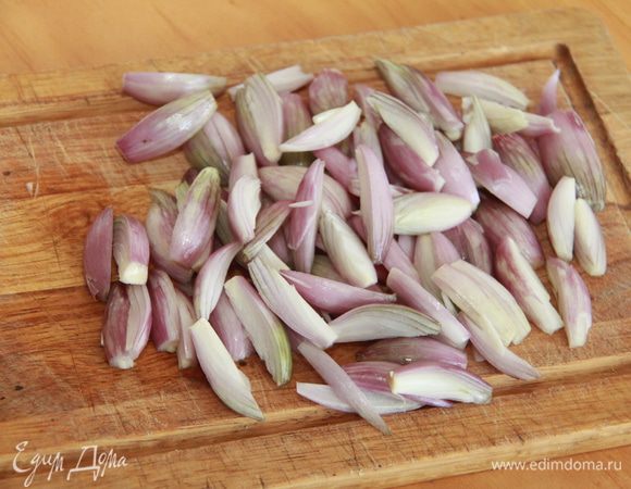 Лук шалот нарезать на четвертинки.