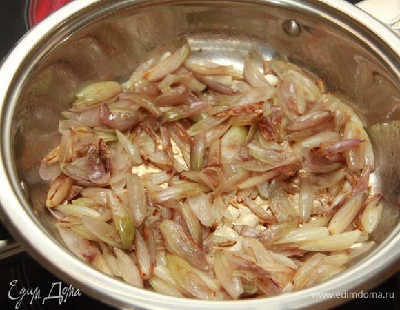 Потушить на масле в течение 8-10 минут.