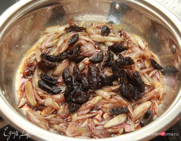 порезанный полосками чернослив.