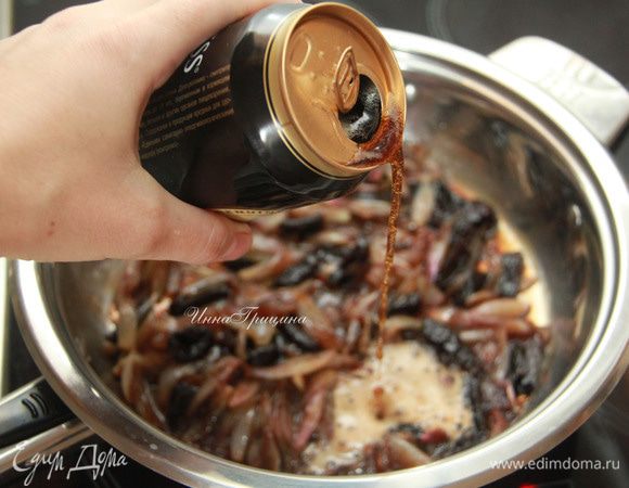 Добавить пиво. Довести до кипения, убавить огонь, тушить на медленном огне, постоянно помешивая, минут 20, до загустения джема.