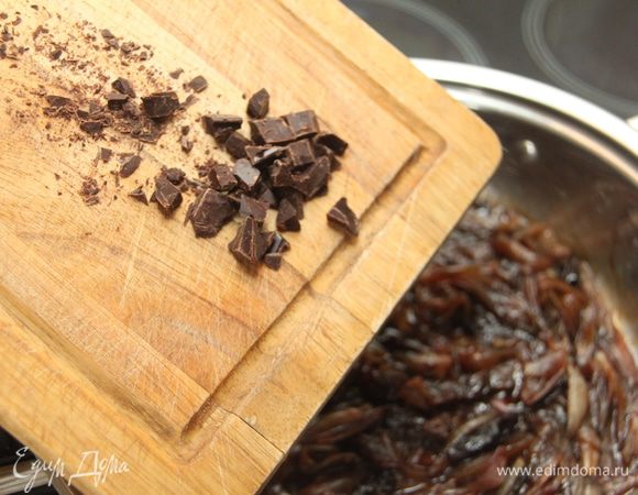 добавить к джему, перемешать, убрать с огня, накрыть крышкой сотейник и дать настояться минут десять.