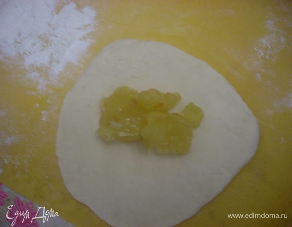 На лепешку теста положить начинку. Лепешку раскатывать не слушком тонко, чтобы можно было делать надрезы для иголок, не доходя до начинки.