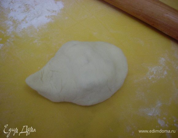 Защипнуть, придать форму ежика (с одной стороны вытянуть носик, с другой - круглую). Перевернуть швом вниз.