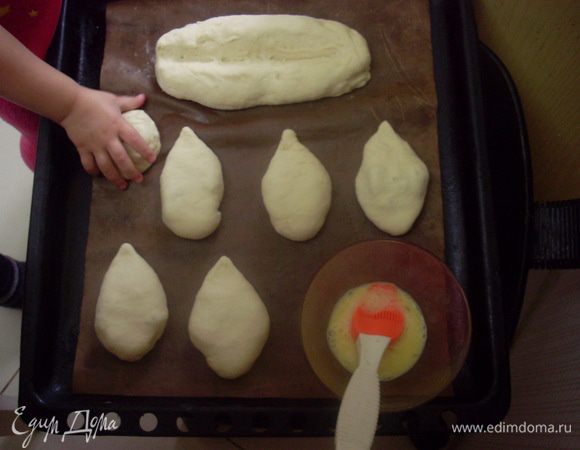 Дать пирожкам подойти, смазать яйцом.