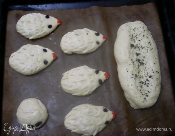 Вставить глазки - изюминки вставлять вертикально, чтобы лучше держались. Прикрепить носики. Ножницами под углом сделать надрезы - иголочки, стараясь не прорезать слой теста. Присыпать ежиков щепоткой мака со стороны иголок (чтобы на мордочку не попало).