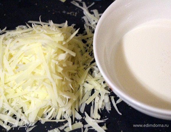 Сыр потереть на терке, смешать со сливками.