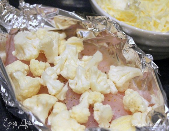 Капусту помыть, обсушить, разобрать на мелкие соцветия, уложить на рыбку.