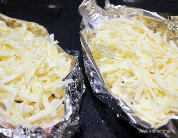 Сверху уложить сыр со сливками.