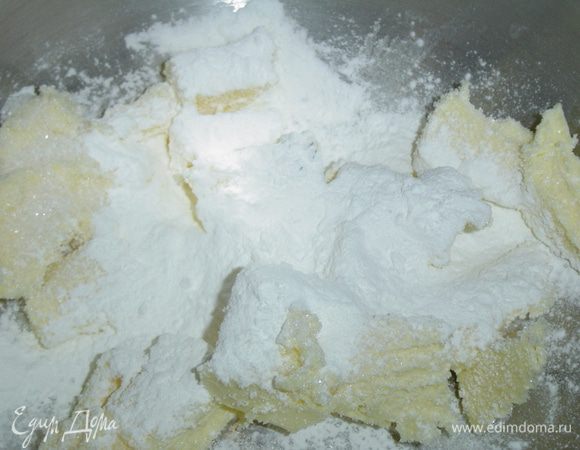 Сливочное масло охлажденное разминаем вилкой, добавив к нему сахар, соль, крахмал, 