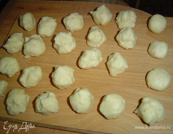 Тесто делим на 24 маленьких кусочка, руками придаем им округлую форму, диаметр их где то 2-2,5 см.