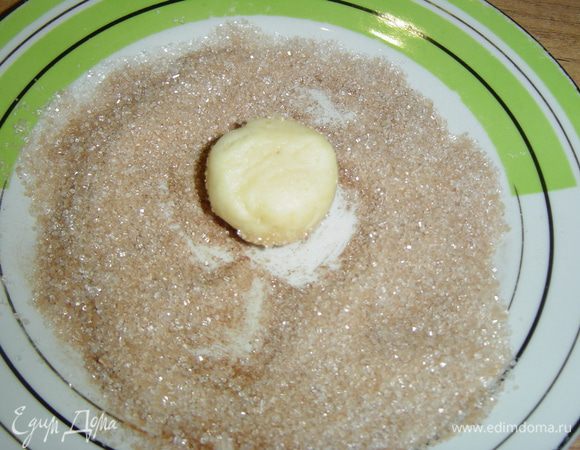 В отдельной посуде соединяем сахар и корицу, перемешиваем, панировка готова. 
Противень застилаем пергаментной бумагой. Наши будущие печеньки обваливаем в панировке
