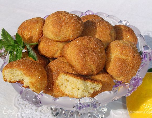   Если Вы не удержитесь и попробуете печенье теплым, то оно будет просто воздушным и таять во рту, а когда остынут, то покроются тонкой хрустящей корочкой, а внутри останутся нежными и рассыпчатыми.