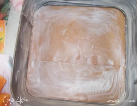 Форму смажьте сливочным маслом, с предварительно уложенным на дно пергаментом. У меня форма 24 на 24, но если вы возьмете форму поменьше или увеличите кол-во ингредиентов, то пирог будет пышнее.