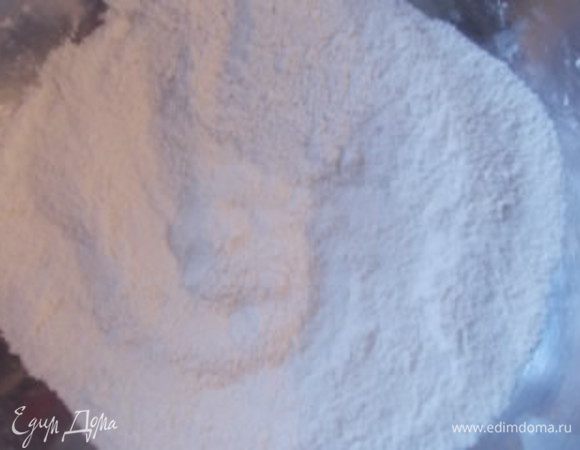 Муку и разрыхлитель просеять, добавить все остальные сухие ингредиенты.