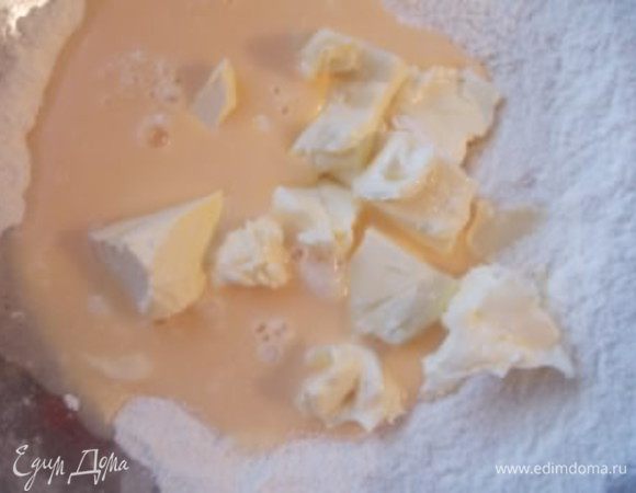Яйца взбить с молоком, около 30 секунд.Затем в муку добавить сливочное масло и половину яичной смеси, взбивать до однородности. Все ингредиенты должны быть комнатной температуры!!!!
