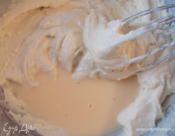 Затем добавить остальную яично-молочную смесь и взбивать одну минуту.