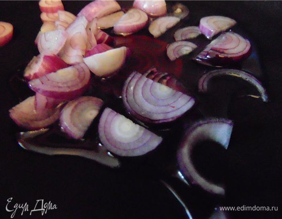 На растительном масле обжариваем лук.