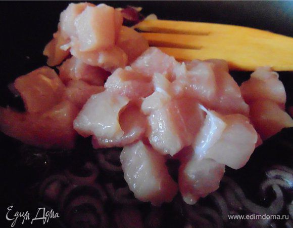 Лук стал прозрачным добавляем курицу нарезанную кубиками 1*1 см. Обжариваем. Не забываем помешивать.