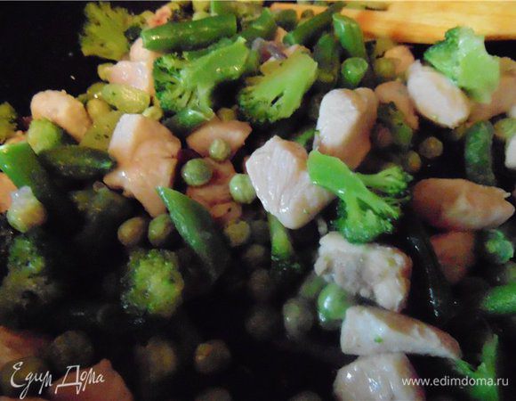 Как только курица полностью изменила свой цвет добавляем овощи...Если соцветия брокколи оч. крупные то их необходимо нарезать. Чуть чуть посолить. Обжариваем минут 5