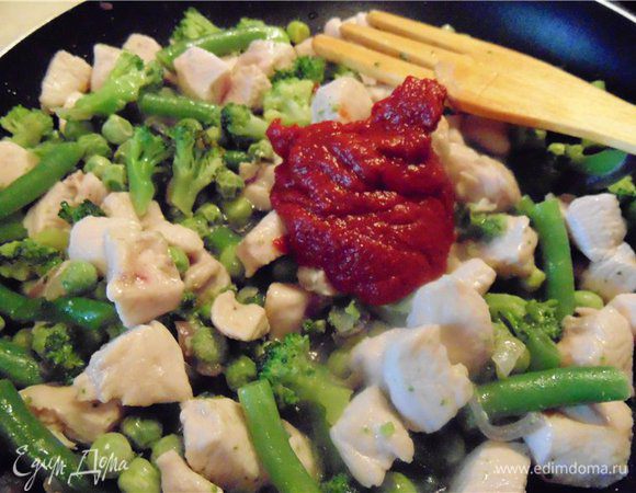 Добавляем томатную пасту, а так же не много воды. количество воды варьируйте сами в зависимости от того сколько жидкости дали овощи и на сколько густой соус вы хотите получить.