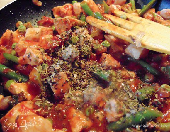 После того как томатная паста хорошо размешалась добавляем соль, сахар и прованские травы...не много черного молотого перца....тушим минут 5-7 не забывая постоянно помешивать.