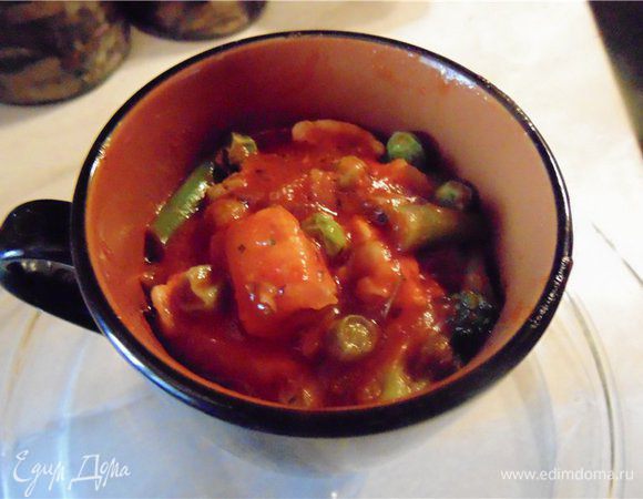 Раскладываем рагу по формам...в моем случае это чашка.