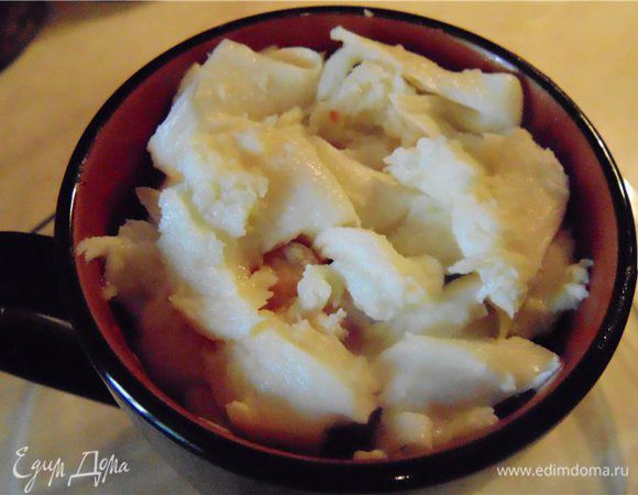 Выкладываем сверху измельченный сыр...в моем случае это моцарелла, но вы можете воспользоваться тем сыром который есть у вас под рукой