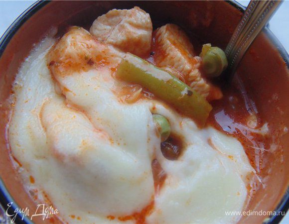 Отправляем форму с рагу в заранее разогретую духовку градусов до 200 для того что бы сыр расплавился..это займет несколько минут...
Вот и все, обед готов..наслаждайтесь=)