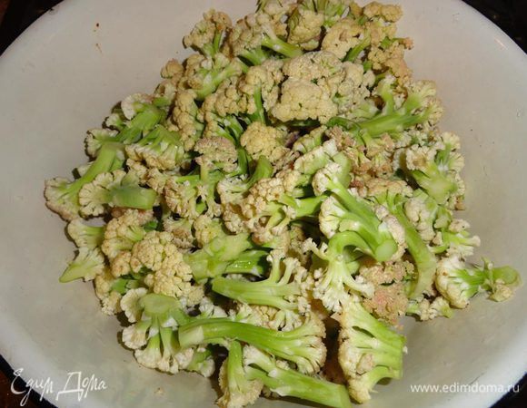 Сразу ставим воду для капусты, доводим до кипения. Тем временем подготавливаем наш овощ. 750 г цветной капусты - это 3 небольших качанчика. Чуть больше, чуть меньше - не суть важно. Но лучше больше :) Моем, разбираем сразу на соцветия, не мелкие! Главное, отрезать слишком плотную ножку. Воду уверенно солим и кладем капусту. Всё, минут на 10-15 о ней забыли.