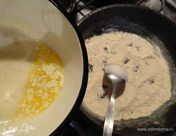 В это время занимаемся соусом. В ковшике растапливаем всё сливочное масло. Муку поджариваем на сухой сковороде до золотистого, даже светло-коричневого цвета. Немного масла (1 ст.л. отливаем в отдельную емкость - еще пригодится).