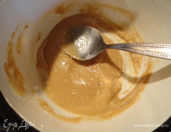 Всыпаем муку в растопленное сливочное масло и тщательно размешиваем. Лучше не над огнём, чтобы не пригорело. Сначала будут комочки, но вы с ними боритесь.