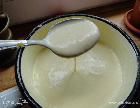 Как только масса стала однородной, снова ставим на плиту. Вливаем молоко (а ещё лучше сливки) и, всё время быстро размешивая (для ускорения процесса я подключаю погружной блендер), доводим до кипения. Затем солим, добавляем желток, сметану, щепотку мускатного ореха, разочек жмём лимон на пару капель сока и ещё раз доводим до кипения.