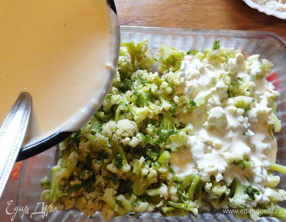 В широкую форму, смазанную маслом, выкладываем капусту, посыпаем петрушкой, поливаем соусом. Он должен покрыть всю поверхность, каждый уголочек.