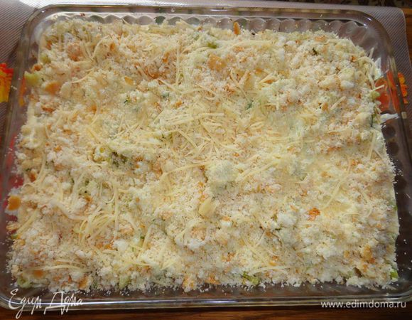 Помните мы отливали немножечко растопленного сливочного масла? Вот теперь поливаем им хлебные крошки и разминаем руками. Теперь это уже жирные хлебные крошки. Посыпаем ими наше блюдо и сверху разбрасываем оставшийся сыр.