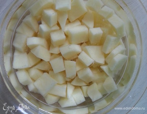 Начинаем с приготовления бульона: грудку заливаю водой и включаю мультиварку на 1,5 часа (мультиварка очень хороша для этой цели - и бульон варится, и время свободно). Параллельно с этим чищу картофель, нарезаю на нужные кусочки и вымачиваю, чтобы убрать крахмал (это я делаю для себя).