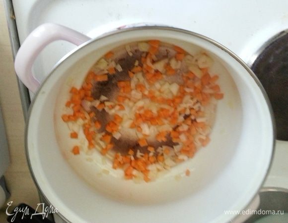 Когда бульон готов, приступаю к овощам, в кастрюлю наливаю масло и минимально пассерую лук и морковь, вливаю бульон. Промываю картофель, отправляю следом. 