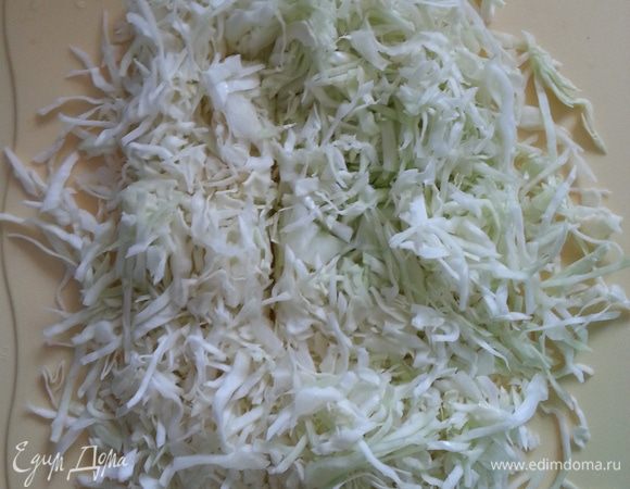 Капусту режу достаточно мелко, отправляю в кастрюлю.