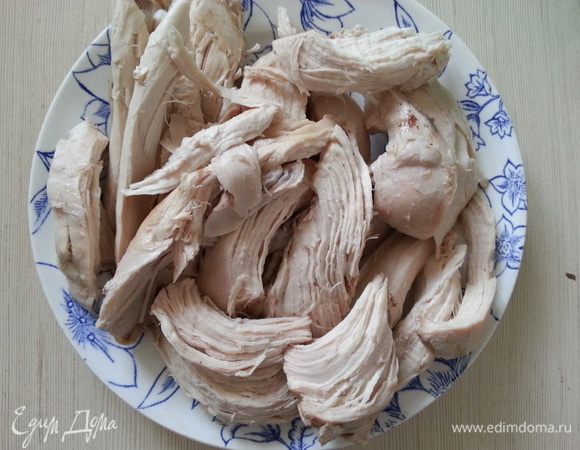 Разбираю мясо на кусочки, выкладываю в почти готовый суп.