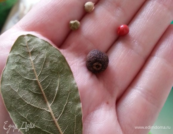 Обязательные специи: лавровый лист, по горошине душистого, красного и белого цвета (это придумал юный шеф-повар), а от себя добавляю укроп. Включаю на минимальную температуру, для того, чтобы чуть-чуть кипел. (Я вообще считаю, что любой суп вкуснее, если он томился, а не бурлил.)