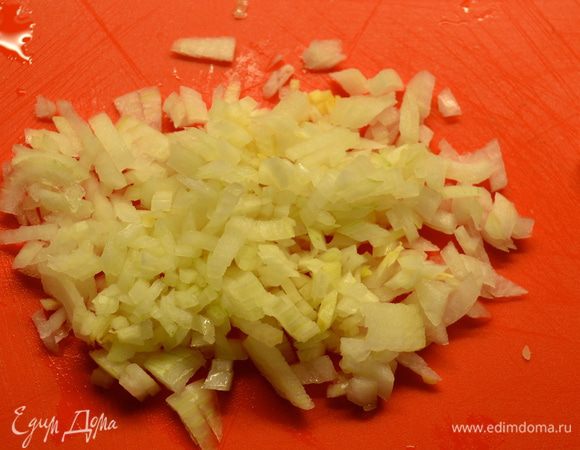 Лук мелко порубить, а зубчик чеснока слегка раздавить лезвием ножа.