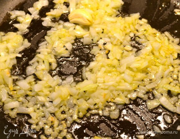 Поставить на огонь кастрюлю с водой (где будем после отваривать клецки). В глубокую сковороду налить пару ложек оливкового масла и положить обжариваться лук и чеснок. 