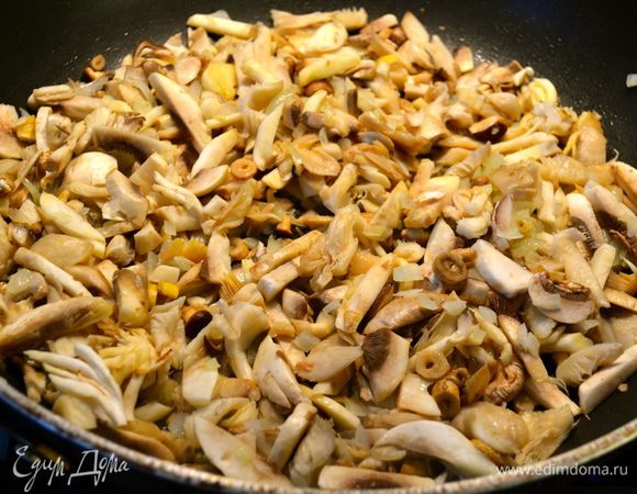 Как только лук станет прозрачным, добавить в сковороду порезанные грибы. 