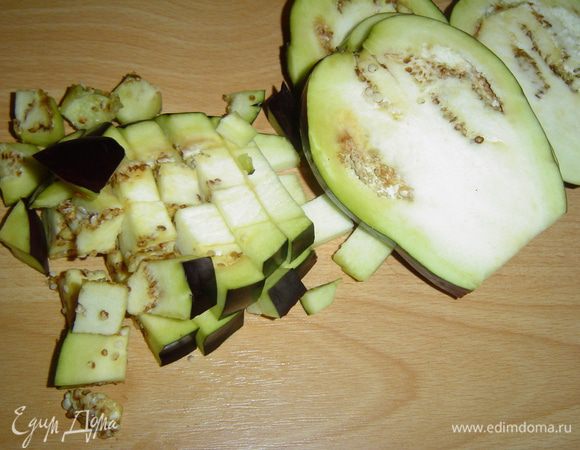 Баклажаны моем и нарезаем кубиками. Чеснок очищаем и мелко нарезаем. Сыр натираем на мелкой терке.