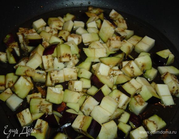 На глубокую сковороду наливаем воду и 2 ст.л. оливкового масла, нагреваем и выкладываем баклажаны, накрываем крышкой и протушиваем 6-7 минут до мягкости, солим по вкусу.