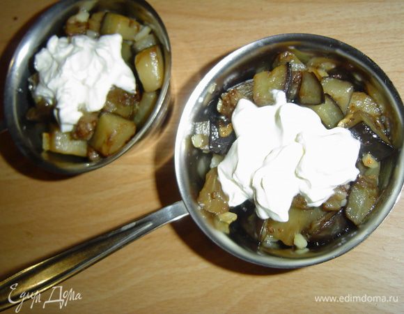 сверху кладем сметану,