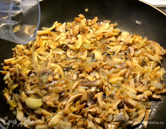 Обжарить немного и влить белое вино. Дать вину выпариться, посолить и поперчить грибы. 