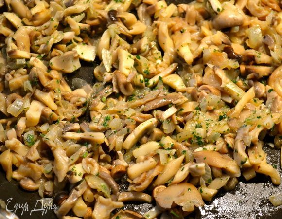 Посыпать порубленной петрушкой. Грибной соус готов!  