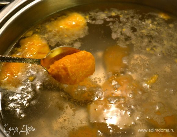 К этому времени вода в кастрюле должна закипеть. Посолить воду. Достать тесто для клецке из холодильника и ножом или маленькой ложкой (мне было так привычнее, потому что моя мама именно ложечкой выкладывала в бульон клецки..., когда я была маленькая) выкладывать тесто совсем небольшими кусочками в кипящую воду. (Лучше это делать небольшими порциями.)    