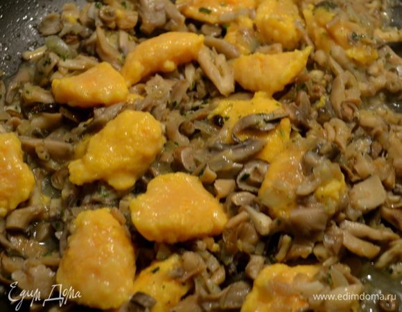 Как только клецки всплывут - они готовы. Осторожно собираем их шумовкой  и выкладываем к грибам... Слегка перемешать... К слову сказать, первая партия у меня получилась не очень удачная - клецки немного разваливались. Но после все пошло отлично! Вывод: клецки необходимо выкладывать именно в активно кипящую воду! ))) И вытаскивать их из воды, как только они всплывут!   